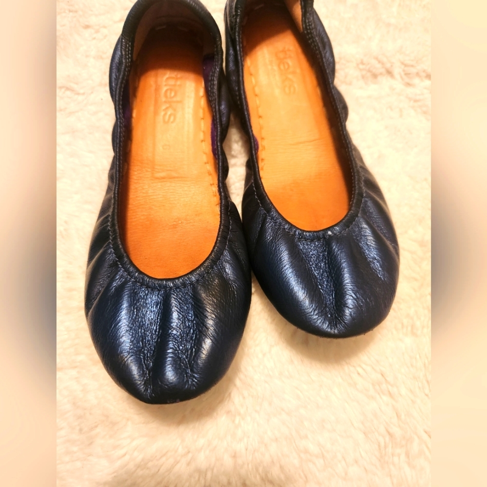 Size 6 midnight blue Tieks